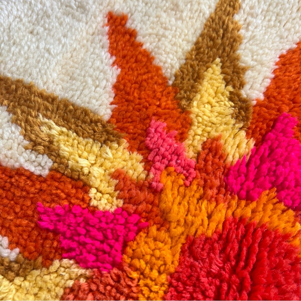 Round Wool Rug with Starburst Design - Picture 4 of 10